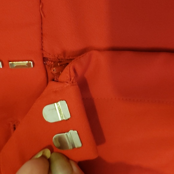 Rafaella Lady's Red Capris with Rivoted V Cut above Ankle - Picture 3 of 8